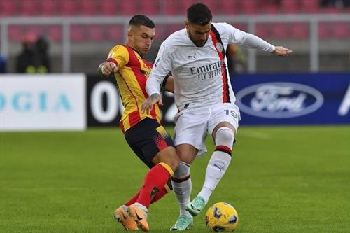 Lecce đấu với AC Milan