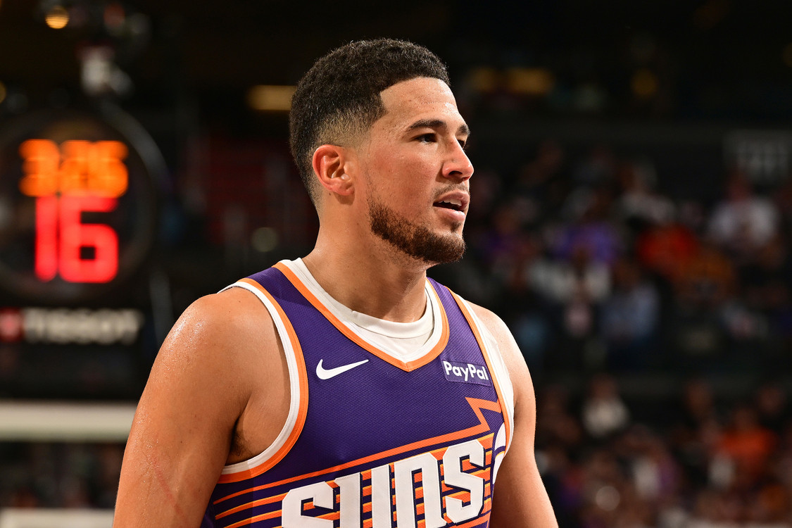 56%+43% và trung bình hơn 30% mỗi trận! Booker lập được kỳ tích mà chỉ Curry mới làm được ở NBA