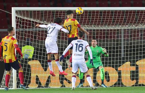 Lecce đấu với Cagliari