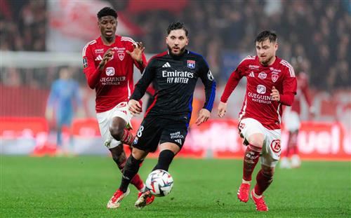Brest đấu với Lyon
