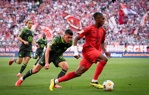 Bayern Munich đấu với Wolfsburg