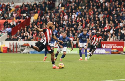 Brentford đấu với Ipswich Town