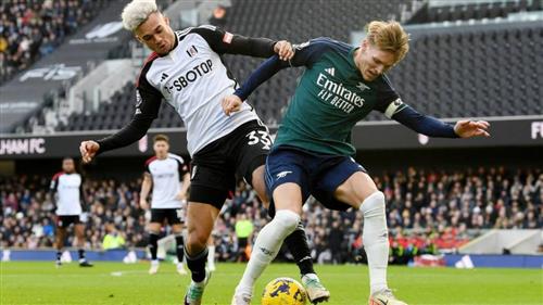 Fulham đấu với Arsenal